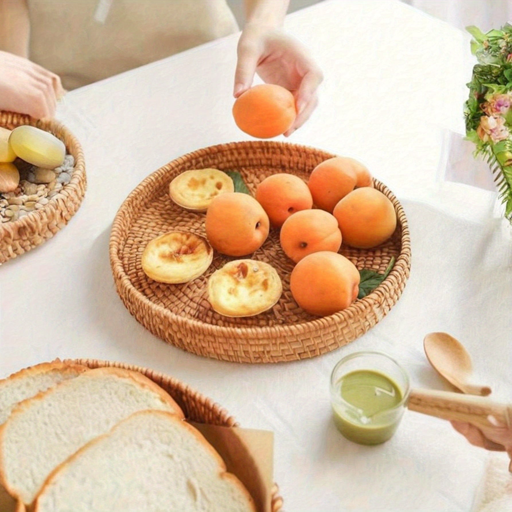 1pc Bandeja de Servir de Ratán Tejido Redonda - Plato Decorativo Elegante para Frutas, Pasteles y Pan, Estilo Natural para Cocina y Comedor, Exhibición de Frutas | Accesorio Acogedor para Comedor | Material de Ratán Tejido, Bandeja Decorativa para Comida