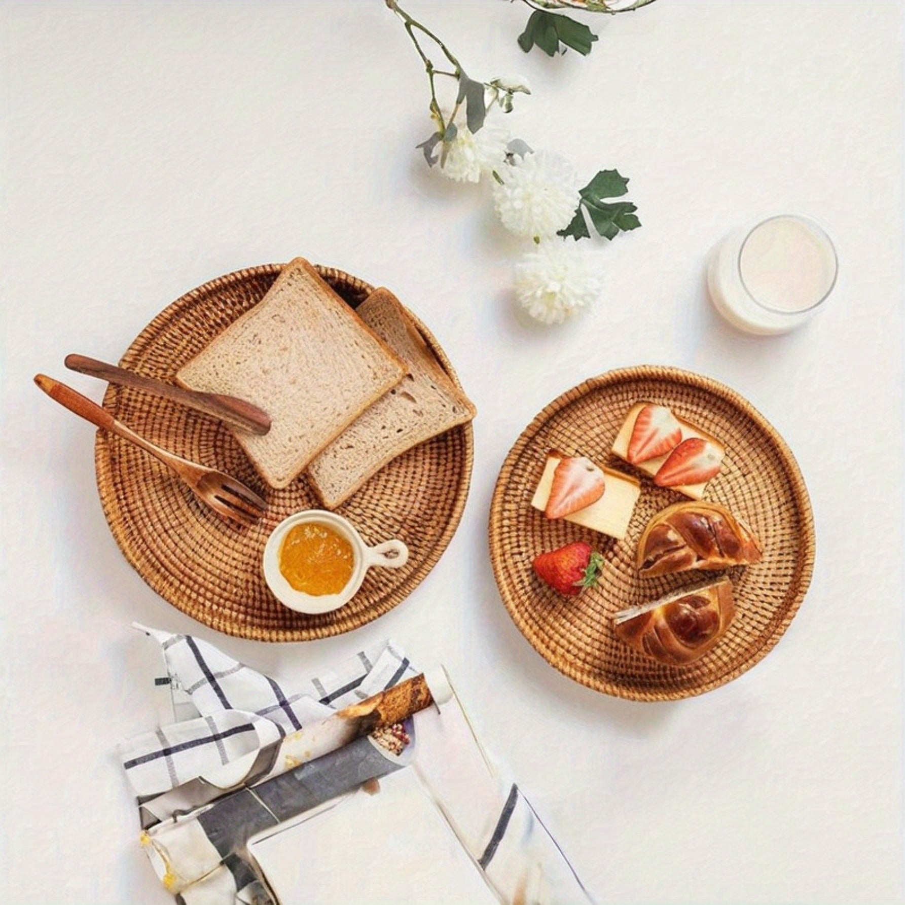 1pc Bandeja de Servir de Ratán Tejido Redonda - Plato Decorativo Elegante para Frutas, Pasteles y Pan, Estilo Natural para Cocina y Comedor, Exhibición de Frutas | Accesorio Acogedor para Comedor | Material de Ratán Tejido, Bandeja Decorativa para Comida