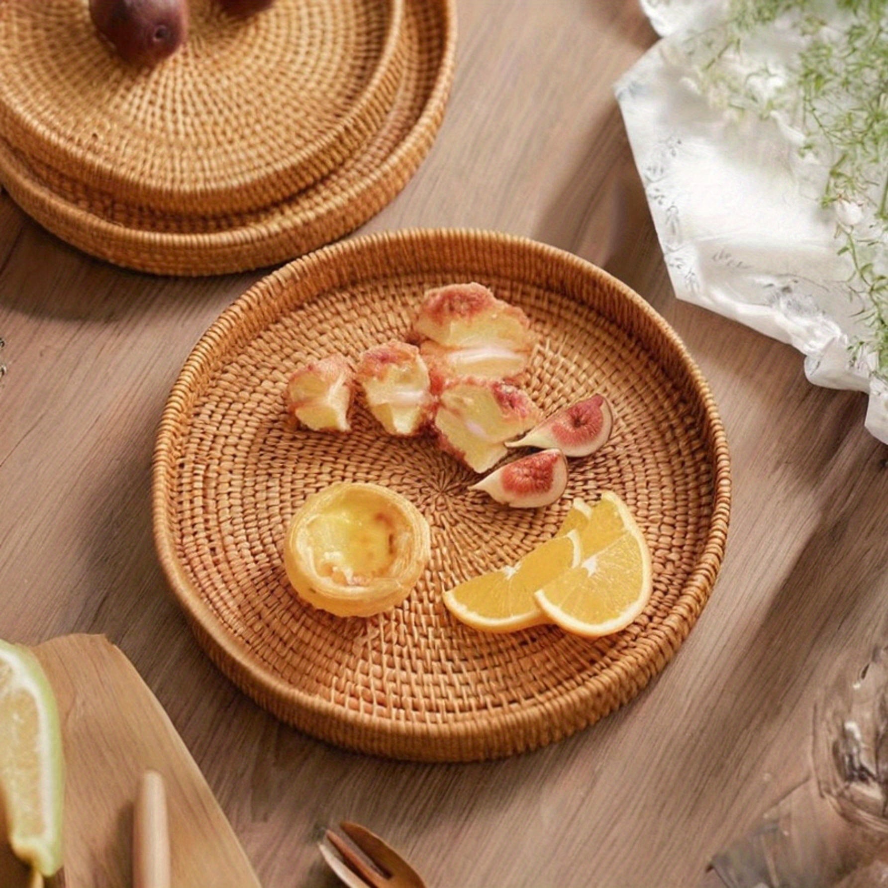 1pc Bandeja de Servir de Ratán Tejido Redonda - Plato Decorativo Elegante para Frutas, Pasteles y Pan, Estilo Natural para Cocina y Comedor, Exhibición de Frutas | Accesorio Acogedor para Comedor | Material de Ratán Tejido, Bandeja Decorativa para Comida