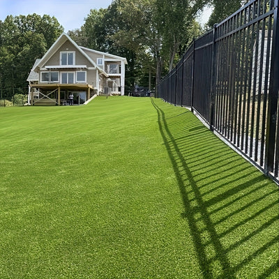 1 rollo de césped artificial grueso y retardante de llamas - Alfombra de alta calidad antideslizante y resistente a aceites, para uso en interiores/exteriores, ideal para bodas, fiestas, balcones y techos, alfombra de césped artificial realista y durader