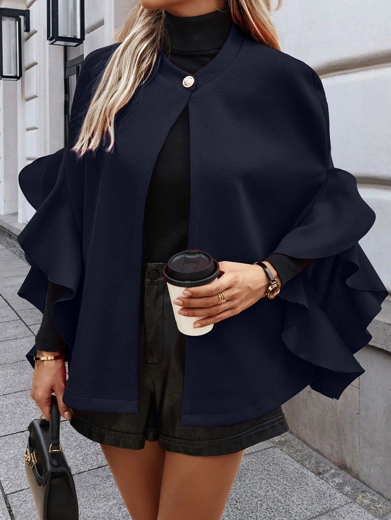 Clasi abrigo elegante de mujer con parches de un solo boton y ribete de volantes en unicolor para otono/invierno