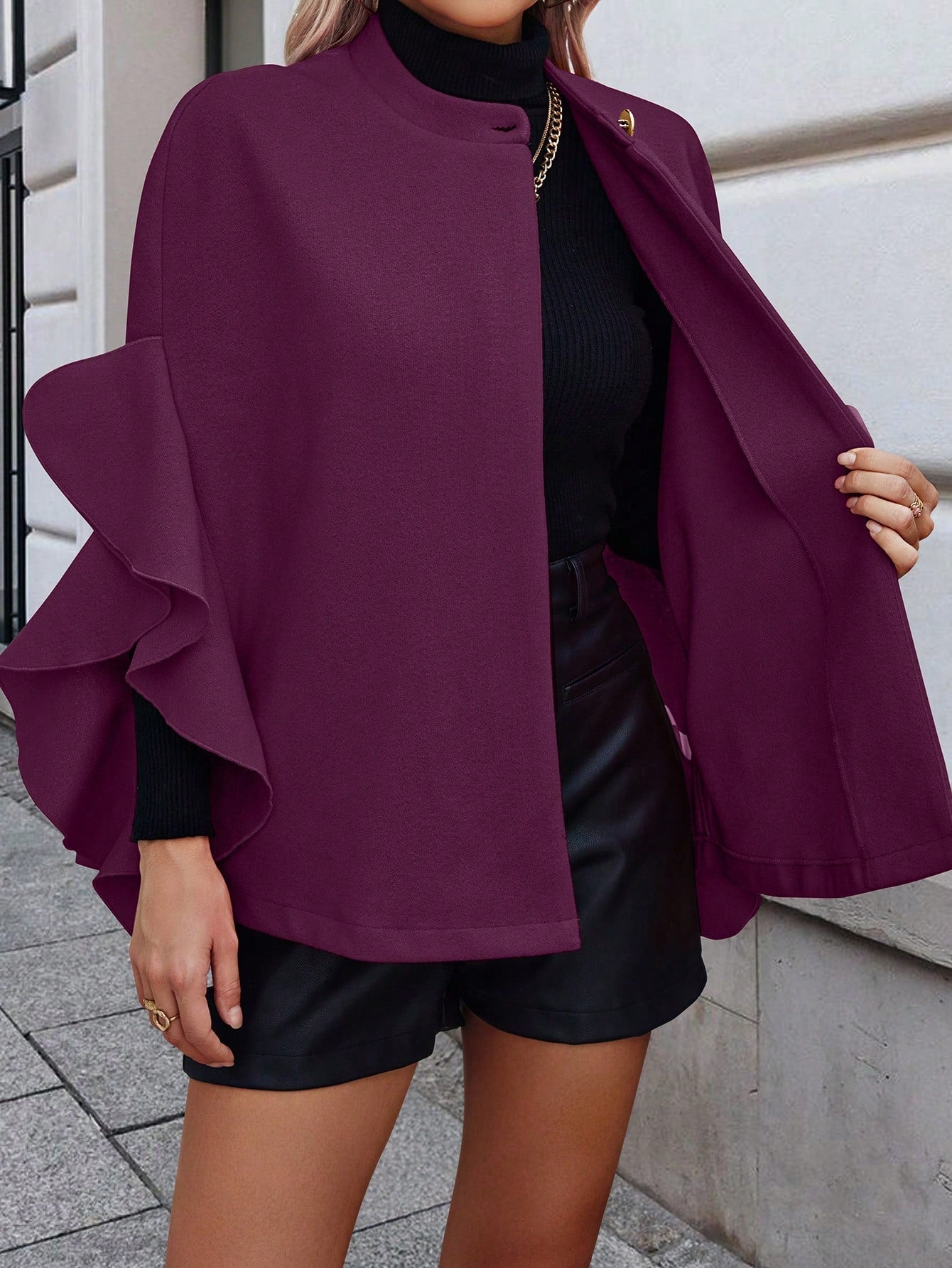 Clasi abrigo elegante de mujer con parches de un solo boton y ribete de volantes en unicolor para otono/invierno