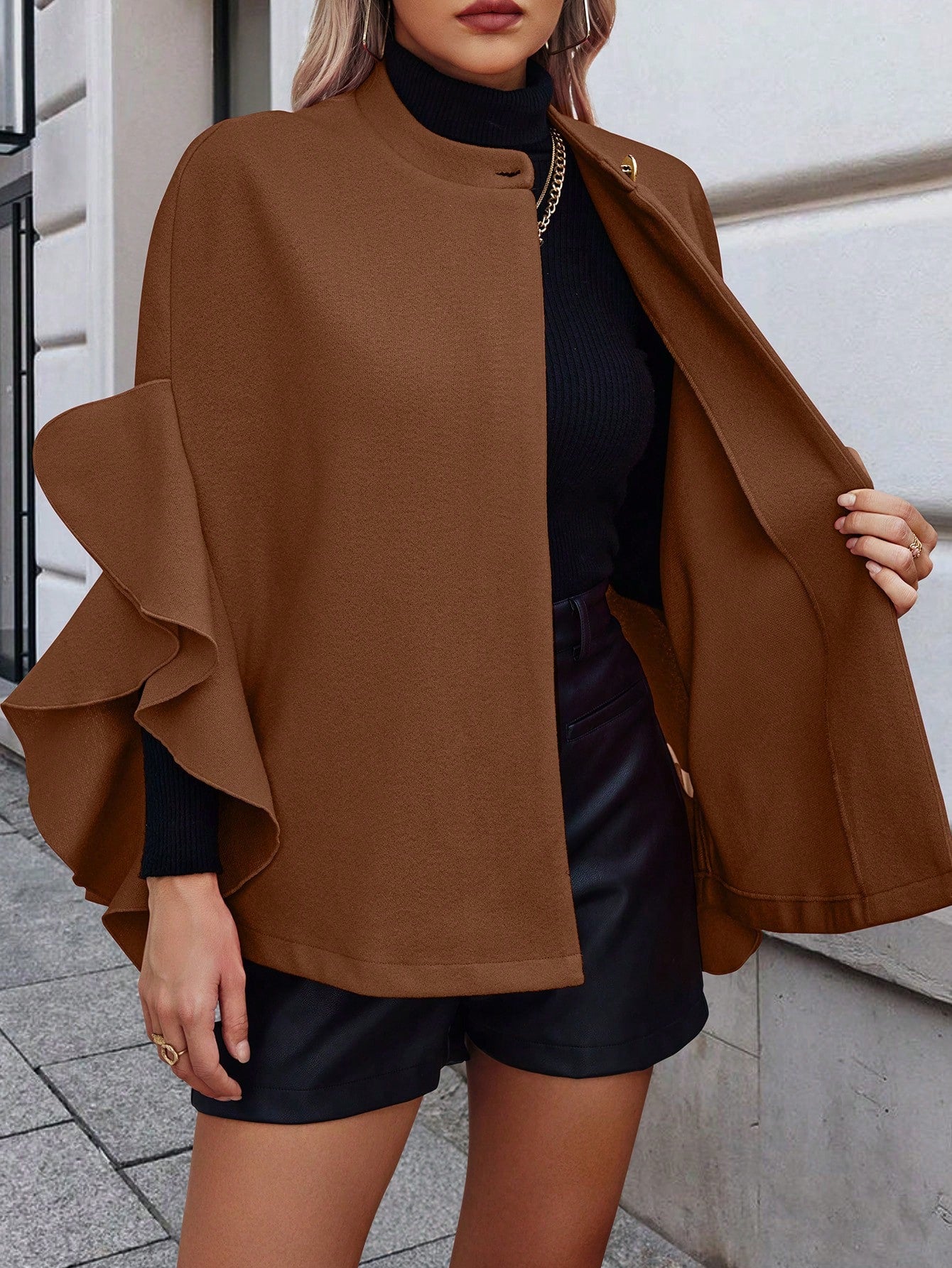 Clasi abrigo elegante de mujer con parches de un solo boton y ribete de volantes en unicolor para otono/invierno
