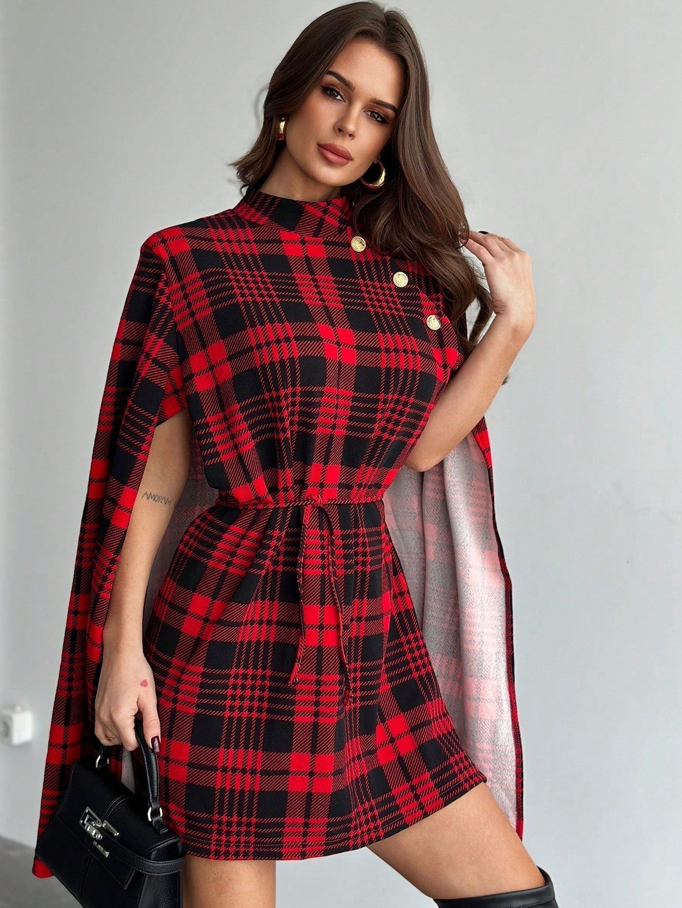 Prive manto/capa de dama de elegancia refinada de alta gama de nueva temporada de otono e invierno, capa con estampado escoces rojo navideno, diseno de estilo britanico del campus
