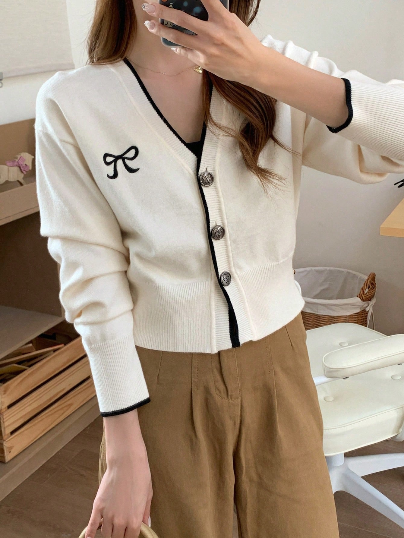 Dazy camisa casual de manga larga con bloques de color, decoracion de lazo e impresion de botones para mujer