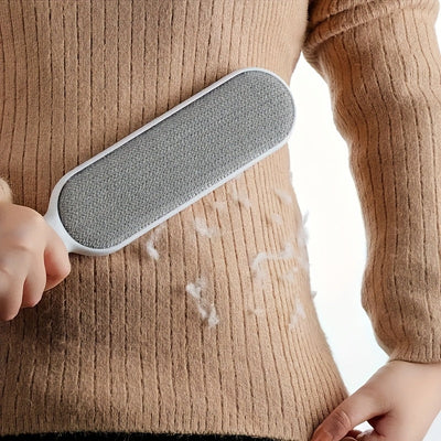 Una cepillo de doble lado para recoger pelo de mascotas y polvo, diseñado para limpieza electrostática manual. Hecho de polipropileno duradero, se puede utilizar en ropa, sofás, muebles, ropa de cama y alfombras sin necesidad de electricidad.