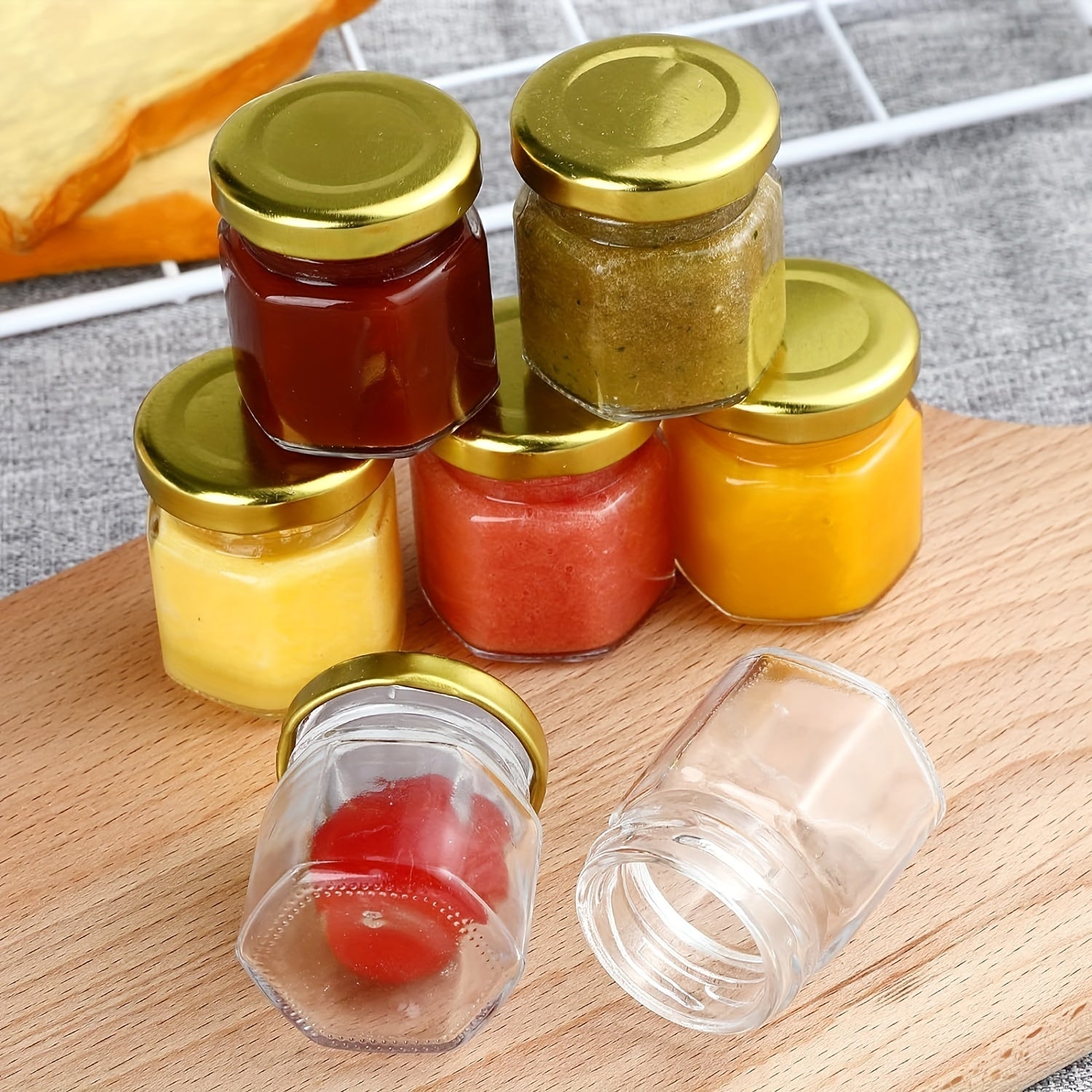 16-Pack Mini Tarros de Vidrio Hexagonales de 45ml con Tapas de Tornillo Doradas, Multiusos, Aptos para Lavavajillas, Reutilizables, Botes Herméticos para Miel, Mermeladas, Especias, Regalos de Boda, Manualidades de Bricolaje