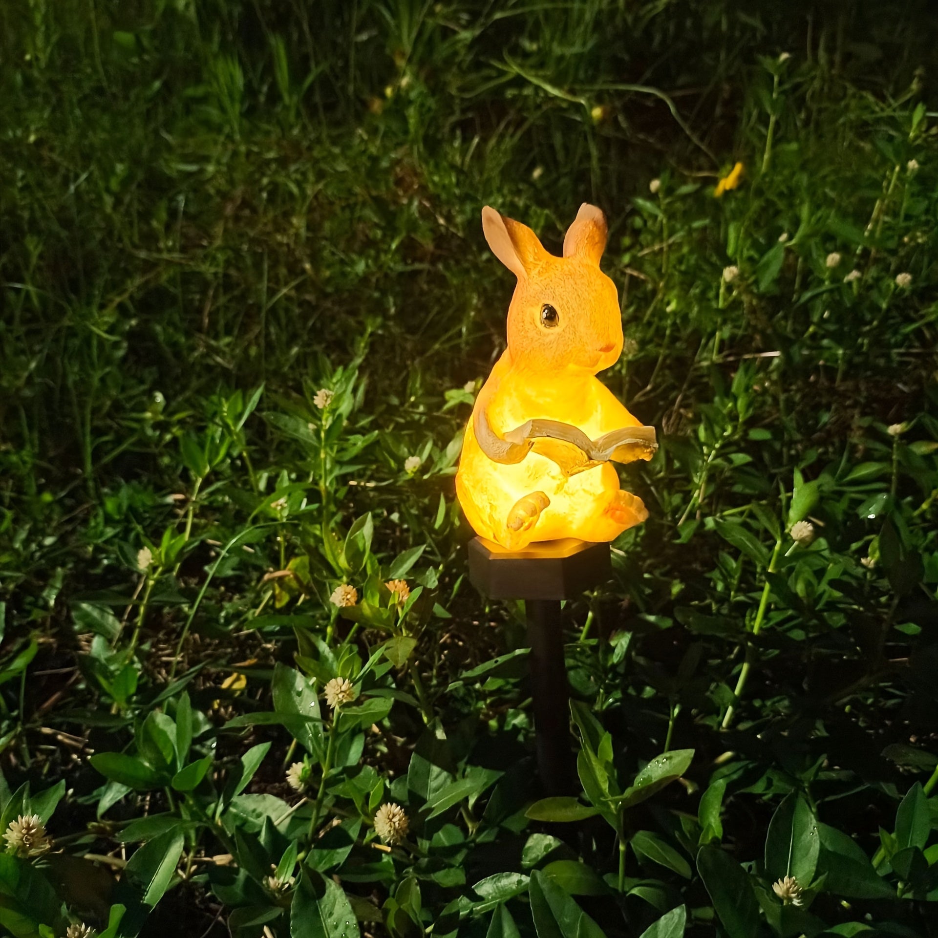 Estatuilla de Conejo con Luz LED Solar para Jardín - Decoración Exterior en Resina con Luz Cálida Amarilla, Ideal para Patios, Césped y Fiestas