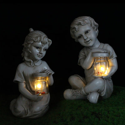 1 estatua de jardín de resina con energía solar para niños y niñas con faroles brillantes - Diseño de hormigas, mariposas y luciérnagas, decoración nocturna al aire libre para porche, césped o balcón, faroles cargados por energía solar, decoración al air