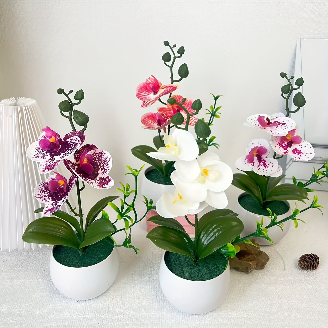1pc Orquídea Artificial de Plástico Bonsái con Maceta Blanca - Planta Falsa Realista para Hogar, Hotel, Jardín, Restaurante y Decoración de Bodas, Centro de Mesa, Sin Mantenimiento Requerido, Decoración Floral de Hotel, Maceta Decorativa, Flores de Aspec