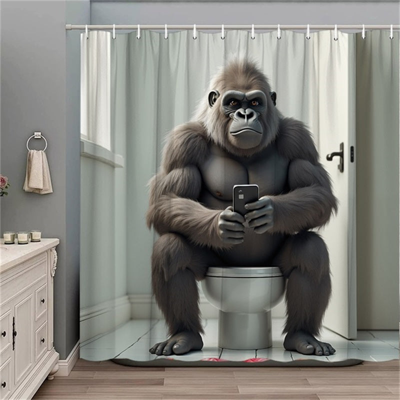 1pc Cortina de Ducha Divertida de Gorila Sentado en el Inodoro con Smartphone – Decoración de Baño de Poliéster Humorística, Incluye 12 Ganchos, 179.83x179.83 cm, Fácil de Limpiar, Diseño de Baño Moderno