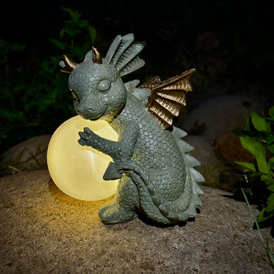 XXOASIS Estatua de Dinosaurio con Luz Alimentada por Energía Solar - Adorno de Jardín de Resina Caprichoso con Característica Iluminada, Recargable a través de, Decoración Exterior Impermeable para Césped, Decoración de Habitación de Dinosaurios