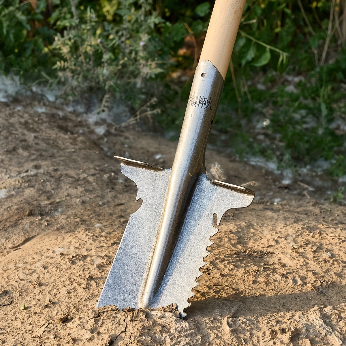 Pala de doble propósito de alta resistencia con hoja de cuchillo integrada - Borde serrado afilado adecuado para tala, perforación profunda, camping, jardinería - Hoja de corte de precisión, ideal para supervivencia al aire libre, leña y paisajismo, dise