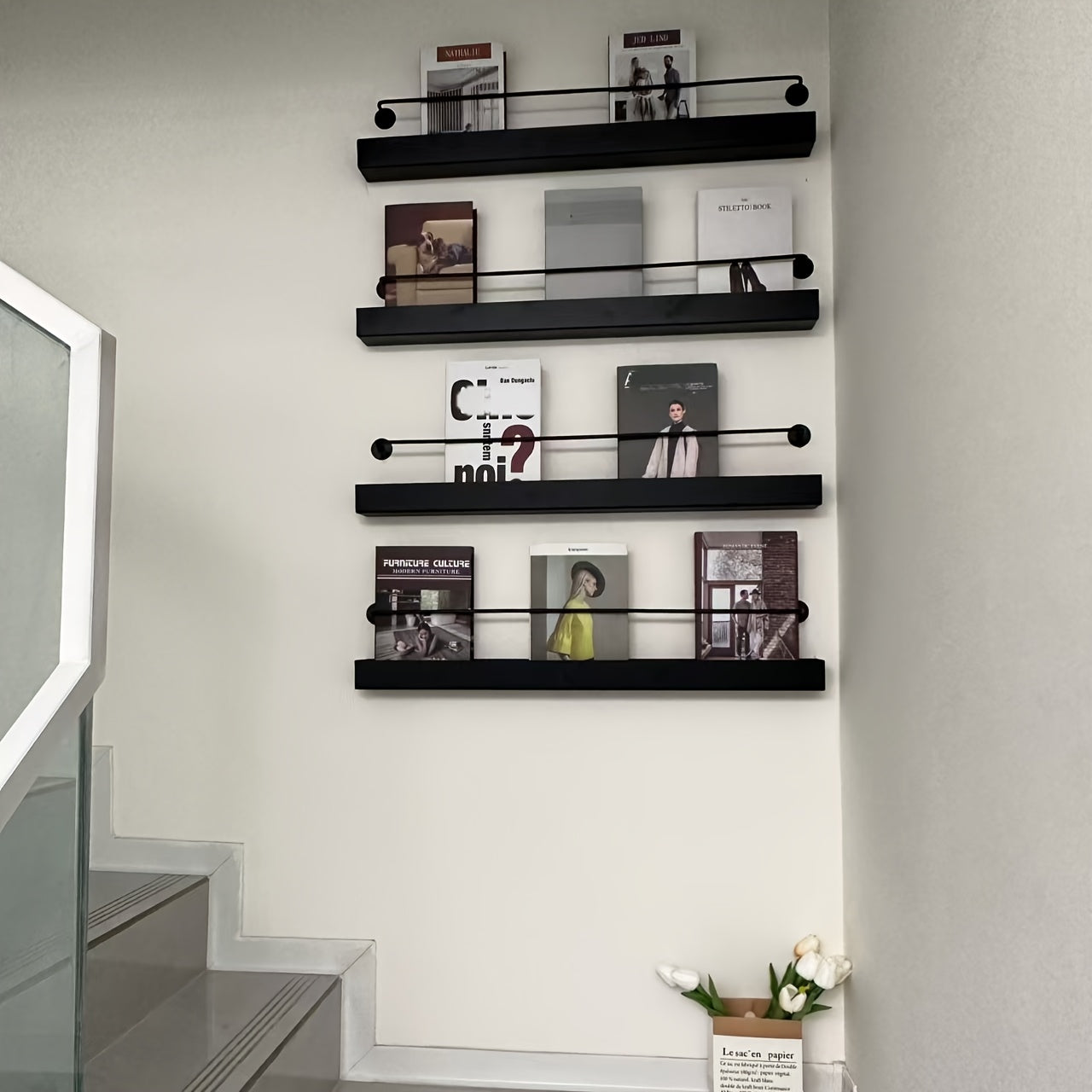 Estante de revistas moderno de metal con múltiples estantes para libros, almacenamiento y decoración - Diseño contemporáneo para dormitorio u oficina, organizador de almacenamiento de libros, estante minimalista, estante de metal elegante