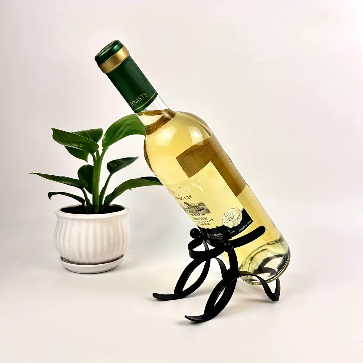 1pc Soporte de vino de mesa de diseño de perro de hierro creativo, soporte de exhibición de una sola botella para decoración del hogar y la sala de estar, soporte de vino de estilo mecánico único con función de filas de exhibición