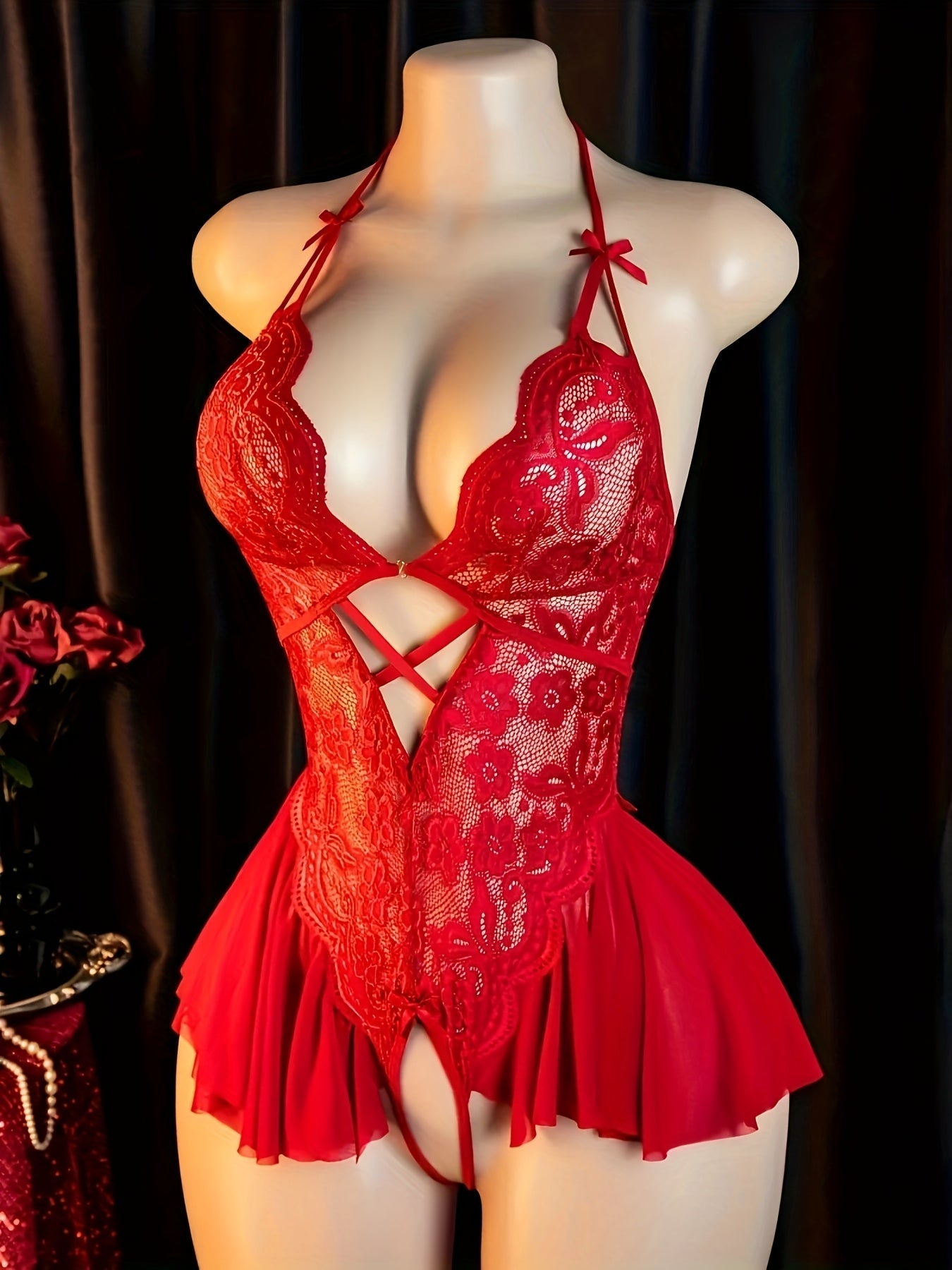 Body sexy rojo de encaje con tirantes al cuello, vestido mini sin espalda con corte tanga, diseño floral y detalles fruncidos para citas o conquista