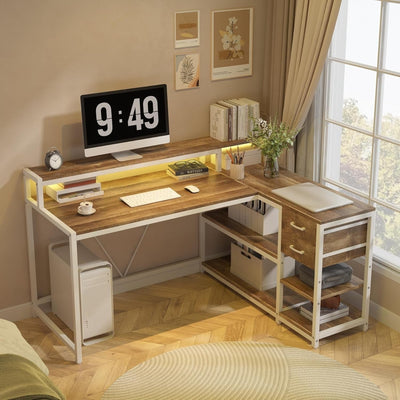 Escritorio en forma de L con cajones y estante de almacenamiento, mesa de esquina para oficina en casa, soporte para monitores, escritorio de computadora de escritorio de 55" x 24", escritorio de juego (madera de roble)