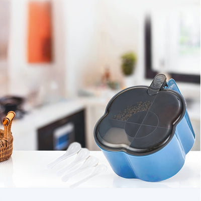 [1pc Organizador de especias de 4 compartimentos] Un organizador de especias de cuatro compartimentos para uso doméstico, con tapa y cuchara para condimentos de cocina.