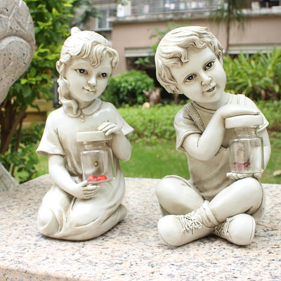 1 estatua de jardín de resina con energía solar para niños y niñas con faroles brillantes - Diseño de hormigas, mariposas y luciérnagas, decoración nocturna al aire libre para porche, césped o balcón, faroles cargados por energía solar, decoración al air