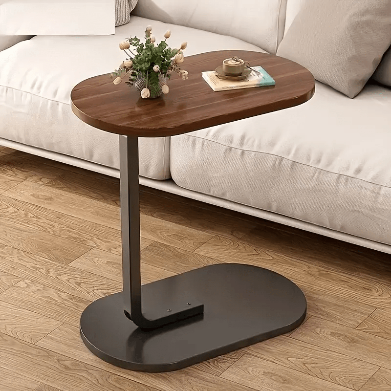 Disponible en dos colores, esta mesa lateral de forma C moderna cuenta con un diseño elegante y patas de metal duraderas, ofreciendo un soporte estable. Es adecuada para usar junto a sofás y camas, mejorando tu espacio de vida de calidad!