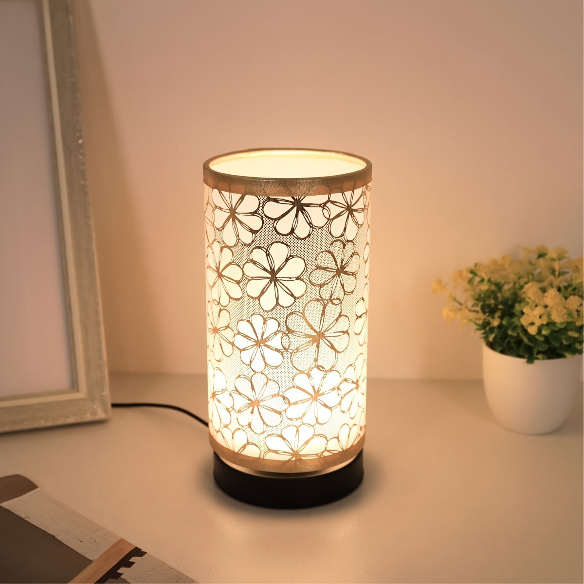 1pc Elegante Lámpara de Mesa de Tela Cálida al Estilo Vintage Nórdico con Pantalla de Girasol Exquisita - Alimentada por USB, Iluminación para el Cuidado de los Ojos para Dormitorio, Sala de Estar, Oficina | Diseño Moderno con Detalles Dorados | Regalo P