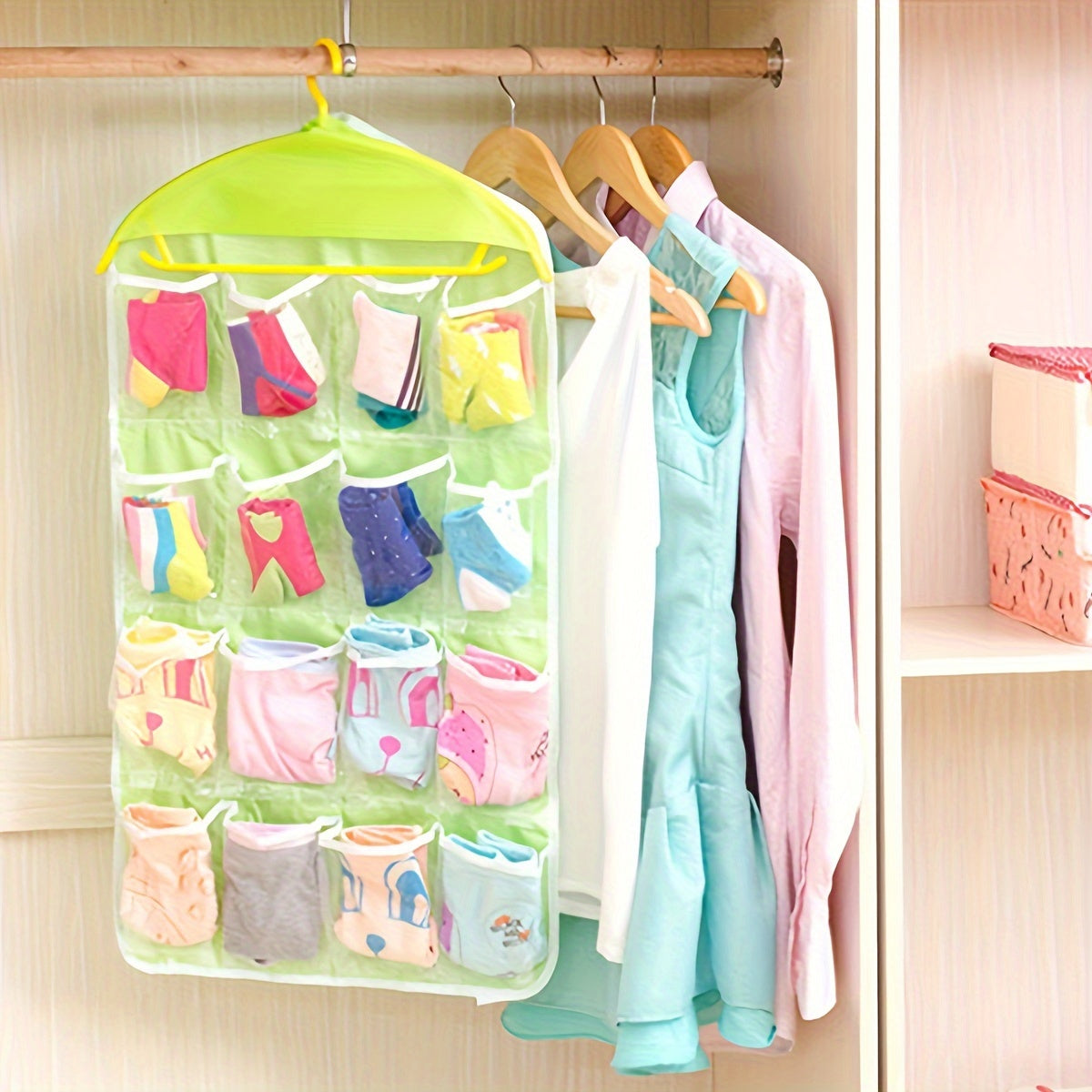Organizador Colgante de 16 Bolsillos Coloridos para Calcetines, Ropa Interior y Artículos Pequeños - Bolsa de Almacenamiento de Pared de Poliéster Duradero con Bolsillos de Malla, Ideal para Dormitorio y Sala de Estar
