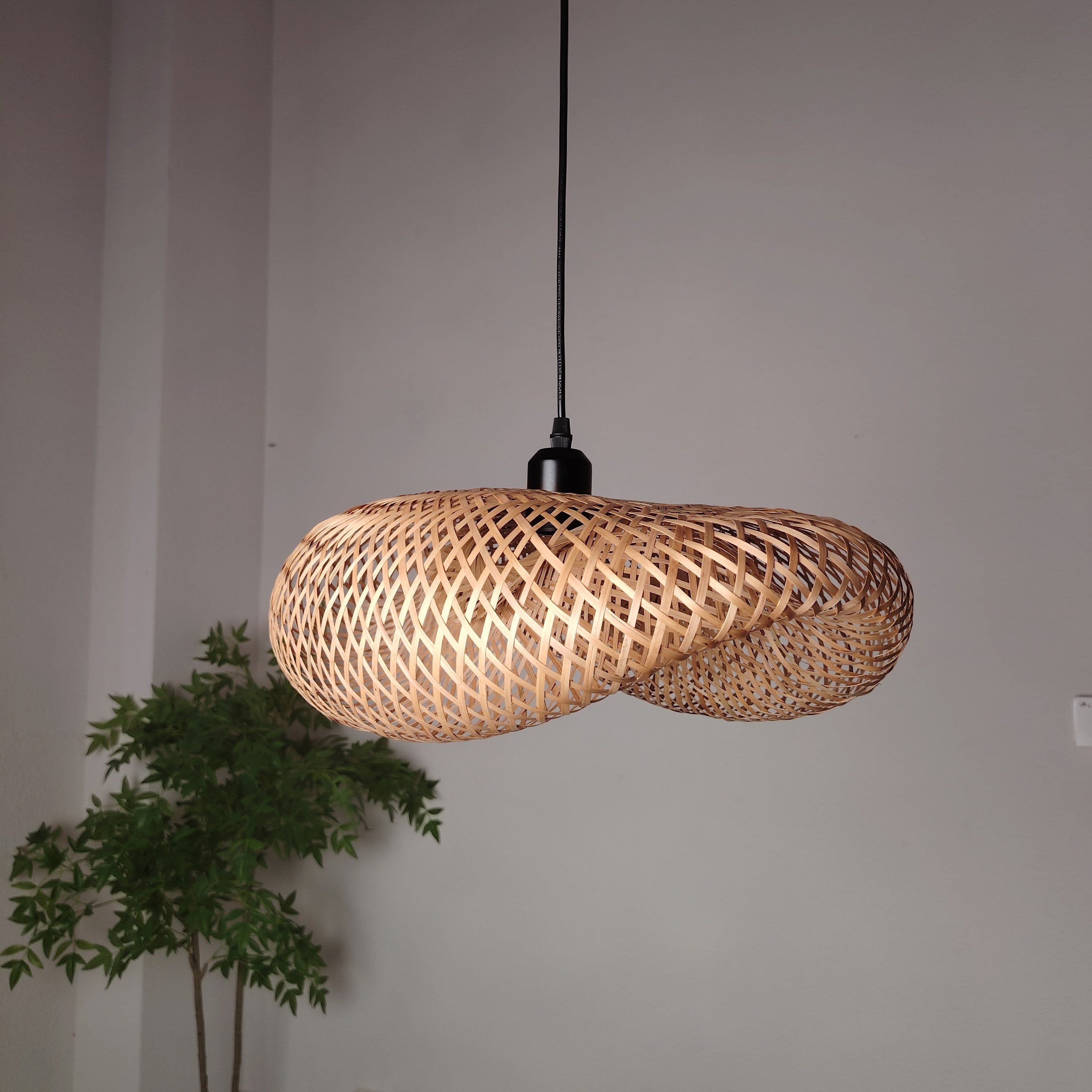 Lámpara Colgante de Bambú Hecha a Mano - Estilo Jaula de Pájaros Vintage, Diseño Circular Tejido, Acabado Dorado Natural, Pieza Decorativa de Arte (Accesorios No Incluidos), Iluminación Decorativa | Colgante Artístico | Acabado Natural