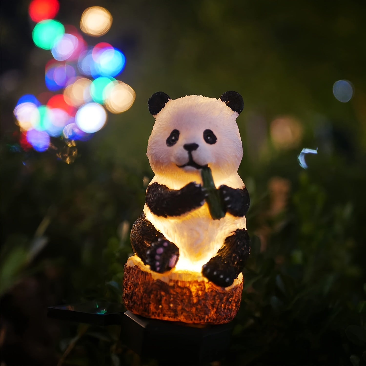 Luz de Jardín LED con Energía Solar y Forma de Panda | Lámpara Decorativa para Caminos Exteriores de Resina | Diseño Desmontable Cargado por Sol de Alta Calidad | Ideal para Iluminación de Patio y Césped | Encantadora Estatua de Panda Comiendo Bambú | Il
