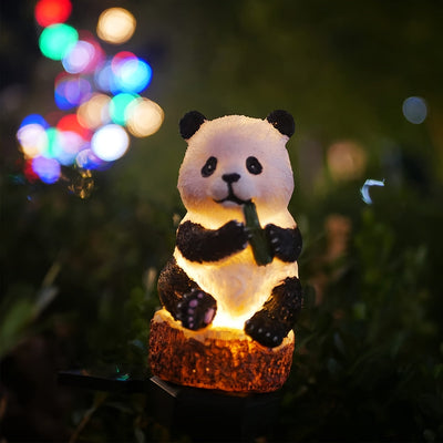 Luz de Jardín LED con Energía Solar y Forma de Panda | Lámpara Decorativa para Caminos Exteriores de Resina | Diseño Desmontable Cargado por Sol de Alta Calidad | Ideal para Iluminación de Patio y Césped | Encantadora Estatua de Panda Comiendo Bambú | Il