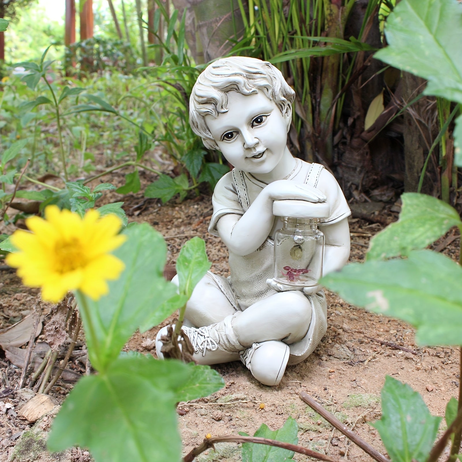 1 estatua de jardín de resina con energía solar para niños y niñas con faroles brillantes - Diseño de hormigas, mariposas y luciérnagas, decoración nocturna al aire libre para porche, césped o balcón, faroles cargados por energía solar, decoración al air