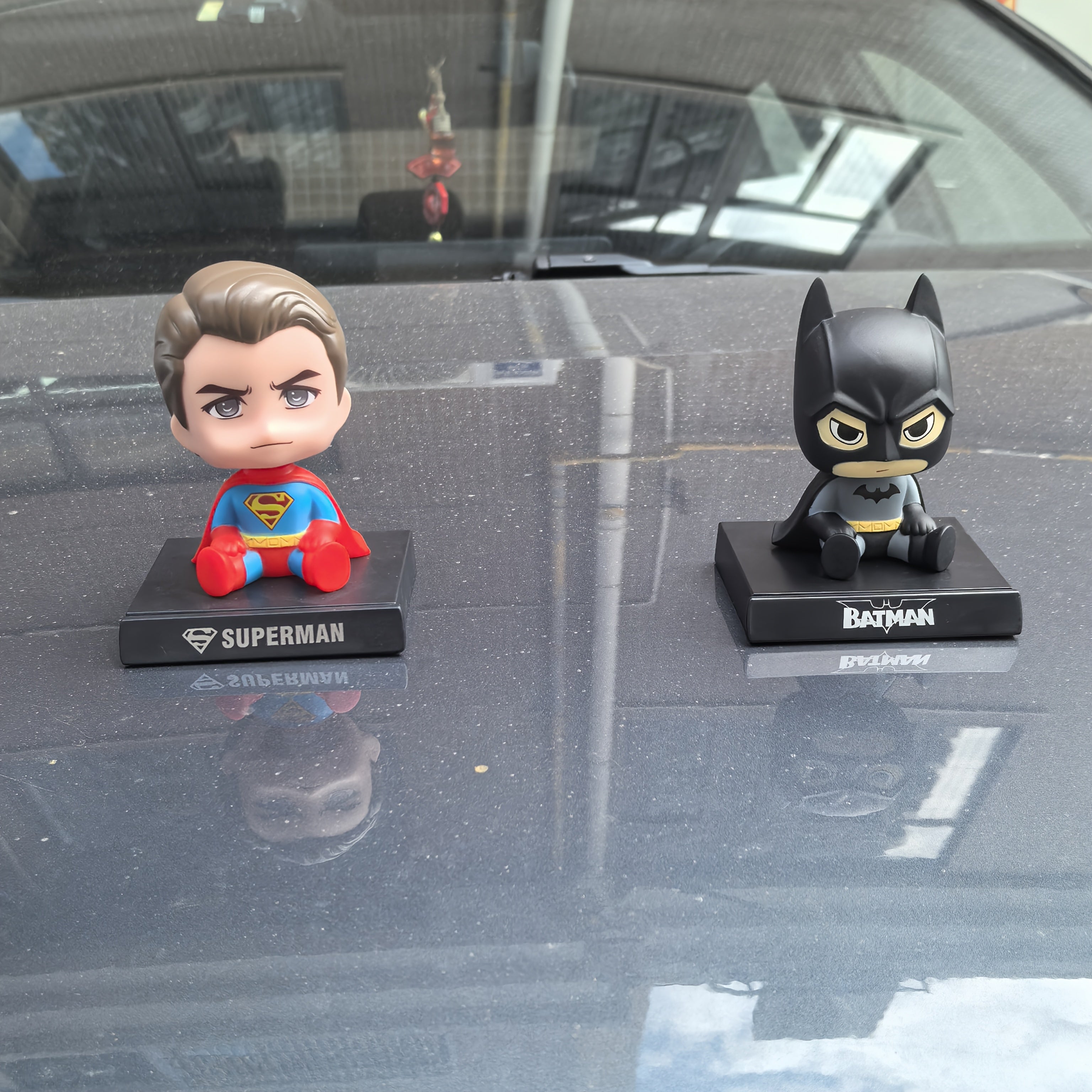 Figura de coche de Batman y Superman, decoración única para el salpicadero, adorno para escritorio, decoración para escritorio, mesa de noche, es la mejor opción para regalos de cumpleaños, Navidad, Halloween, Acción de Gracias.