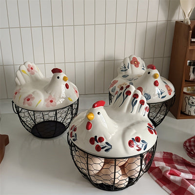 Cesta de huevos de alambre de metal cerámico rústico con tapa - Organizador de almacenamiento de cocina multifuncional para frutas y verduras, decoración duradera y elegante con diseño floral, soporte de huevos para refrigerador.