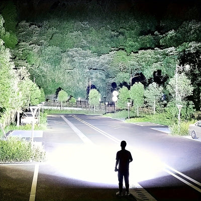 Una linterna multifuncional para exteriores, con un zoom telescópico súper brillante, luz de camping recargable, adecuada para viajes, camping, senderismo, pesca y emergencias.