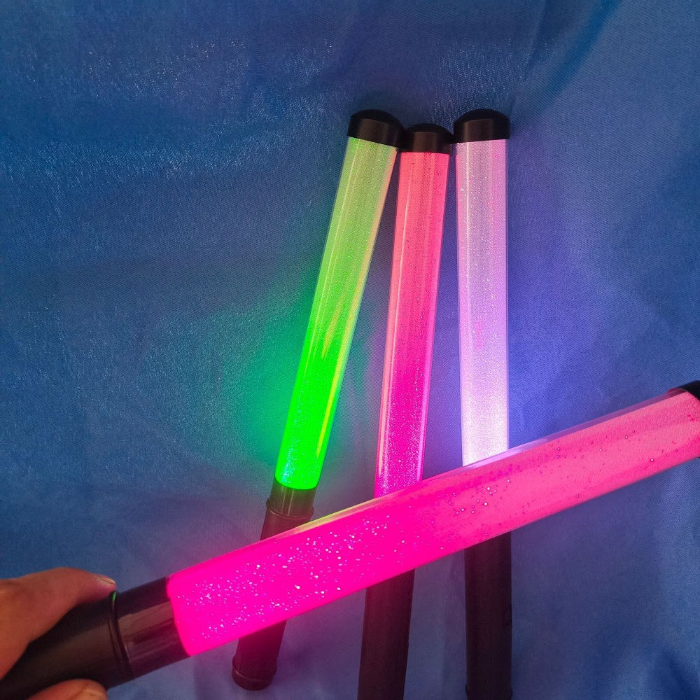 Varita de Luz LED de 15 Colores - Varitas Fluorescentes para Fiestas con Batería Extendida, Ideales para Conciertos, Eventos Nocturnos y Animación en Bares, Accesorios para Fiestas | Agarre Ergonómico | Iluminación Portátil, Suministros para Fiestas Lumi