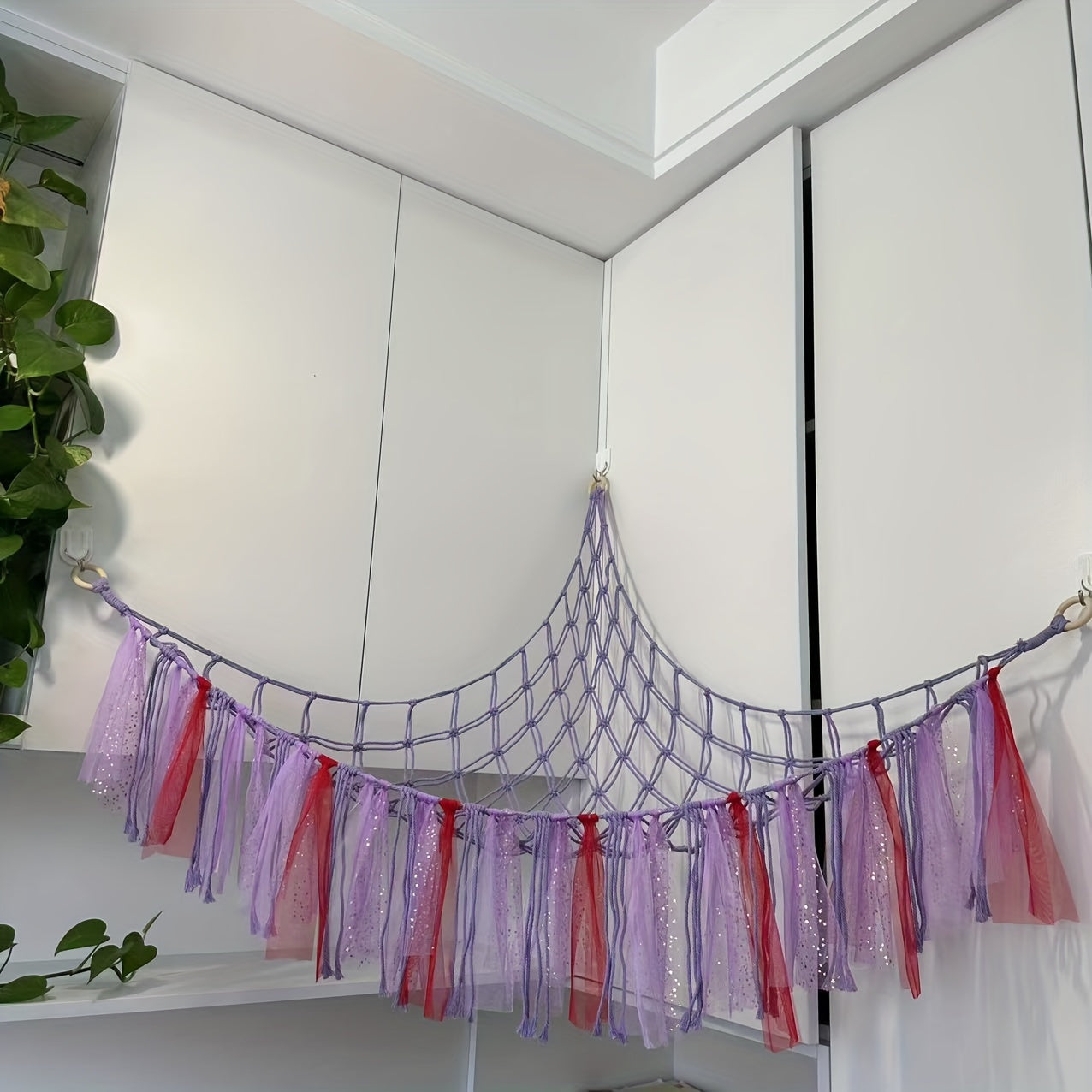 Hamaca Grande de Red para Animales de Peluche Boho Chic - Decoración de Borlas Coloridas, Organizador de Juguetes de Peluche con Solución de Almacenamiento Colgante de Esquina de Macramé, Perfecto para Dormitorio y Decoraciones de Primavera
