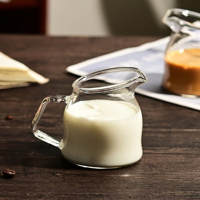 1 jarrita de vidrio mini con pico inclinado - apta para microondas, taza reutilizable para café, salsas, miel y jarabe - ideal para uso en casa y restaurante, resistente al calor, duradera y fácil de limpiar