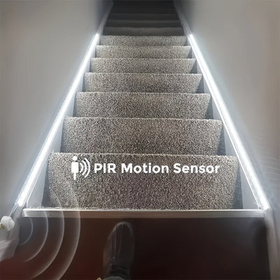 AMILL Luz de Escaleras con Sensor de Movimiento LED | Tira de Iluminación Flexible de 5m Alimentada por USB | Blanco/Cálido Doble Color | Deteción Infrarroja | Montaje en Pared, Acabado Pulido | Ideal para Escaleras, Pasillos y Gabinetes | Eficiente Ener