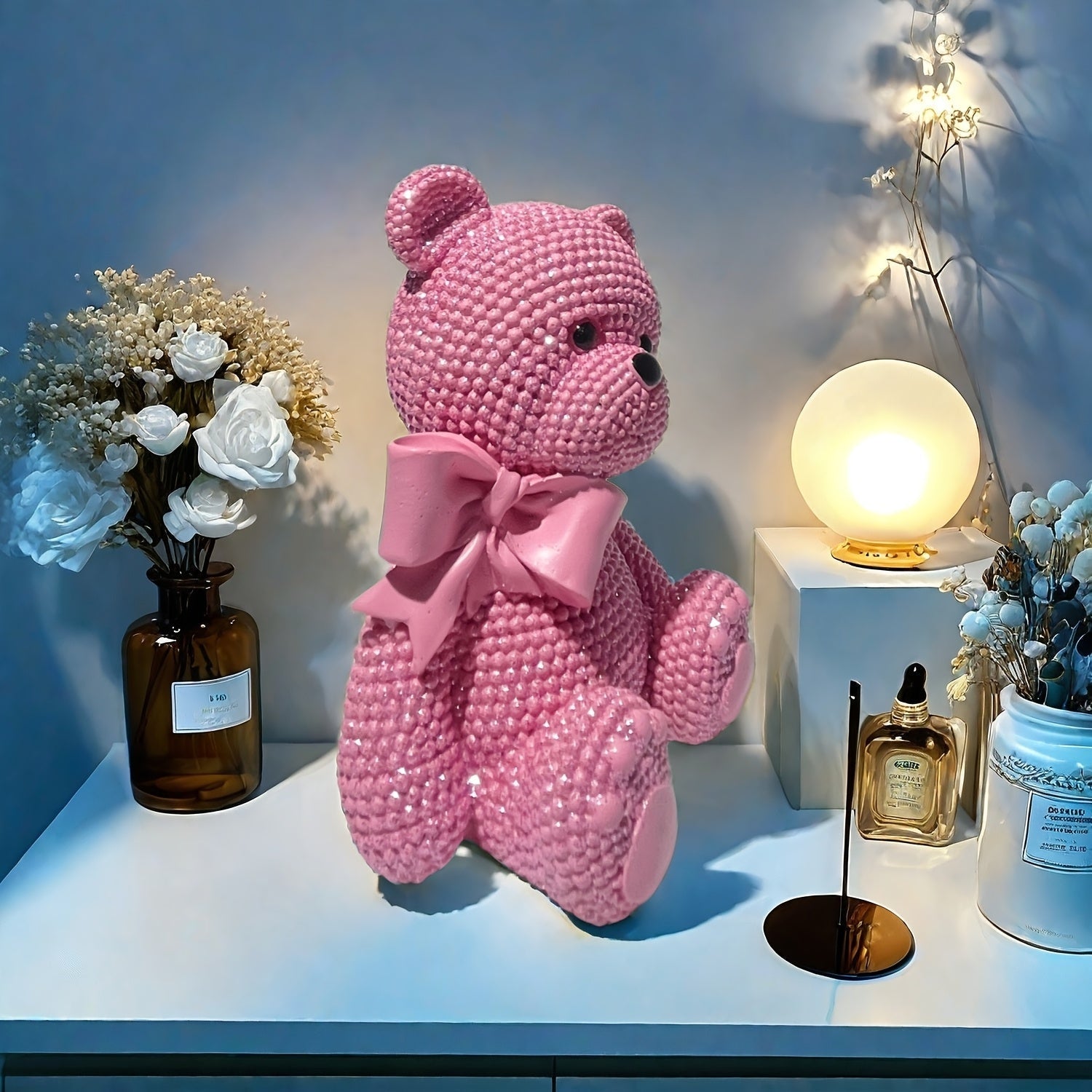 Figura de Oso con Lazo Rosa Adorable - Teddy de Resina con Temática de Amor y Acabado Perlado, Ideal para San Valentín, Navidad, Decoración de Año Nuevo | Regalo Perfecto para Vitrinas, Dormitorio y Detalles de Habitación