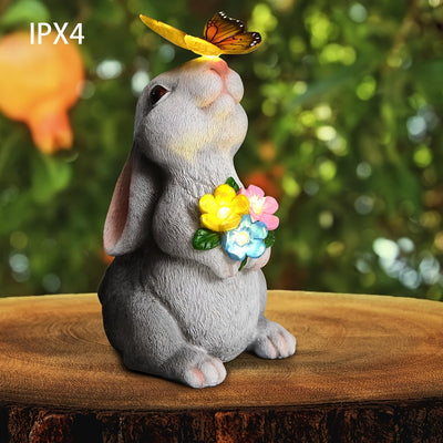 Una estatua de conejo decorativa para exteriores con luces de mariposa solares, perfecta para decoración de jardín, adecuada para patios, balcones y jardines - un regalo de bienvenida a casa único.