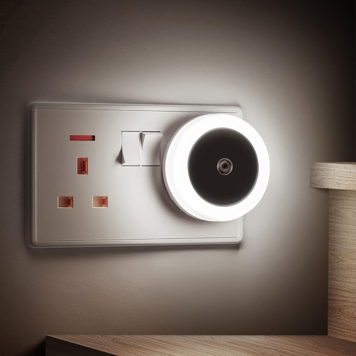 1 lámpara LED inteligente para la noche, luz nocturna para enchufar en la pared, se enciende y apaga automáticamente, ideal para dormitorio, baño, pasillo y cocina