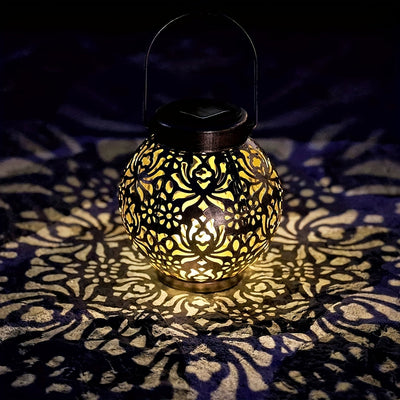 Linternas solares colgantes, luces solares de mesa con asa, faroles marroquíes LED con energía solar, luces decorativas de jardín de metal, luces solares decorativas para exteriores, luces navideñas decorativas para jardín, césped, porche, patio y mesa