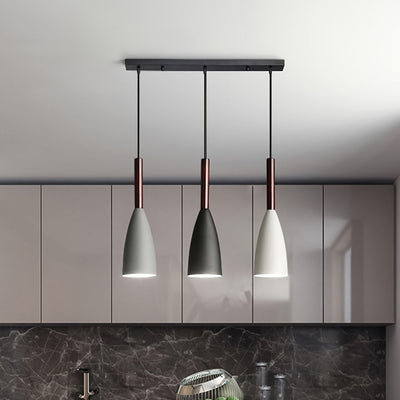 Modernas Lámparas Industriales de 3 Luces con Pantalla Metálica Recta, Candelabros Decorativos al Estilo Moda sin Madera de Roble y Acabado en Hierro, Aparato de Iluminación Retro Industrial para Colgar en el Techo con Luz Ajustable para Cocina, Dormitor