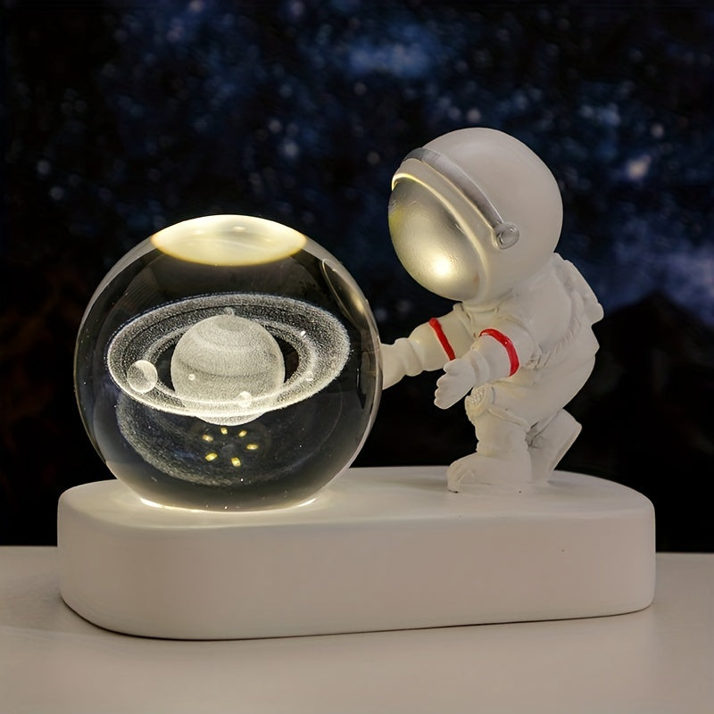 Luz de Escritorio Espacial Moderna, Lámpara de Mesa Moderna de Globo de Vidrio de 60mm con Astronauta - Alimentada por USB, Grabada con Láser, Luz de Escritorio LED con Tema Espacial, Patrón de Galaxia, Saturno y Sistema Solar, Ideal para Varios Tipos de