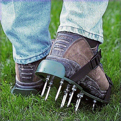 Botas de Jardinería con Púas Resistentes de 4.2 cm/1.65 pulgadas - Aerador de Césped con Punta Autonivelante, Suela Antideslizante para Corte y Mantenimiento del Jardín - Construcción en Plástico y Hierro Duradero, Compatible con Cortacéspedes y Herramie