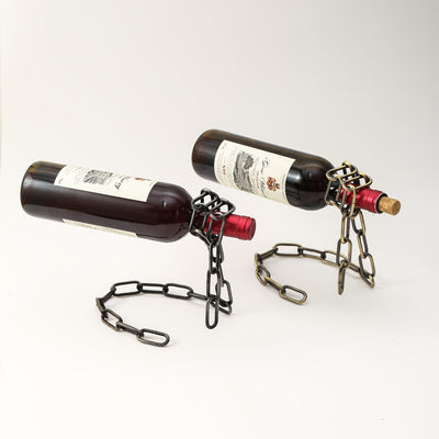 Estante de bebidas minimalista y creativo de estilo europeo con diseño de cadena para exhibir favoritos rojos.