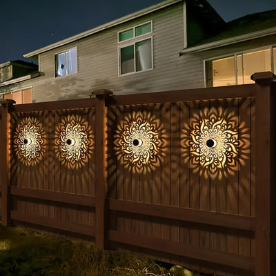 2 paquetes de luces solares para vallas con diseño hueco - IP65, luces solares LED para jardín, patio y escaleras, montaje semienterrado, control de sensor de luz, construcción metálica, iluminación exterior | Luces decorativas para vallas | Acabado metá