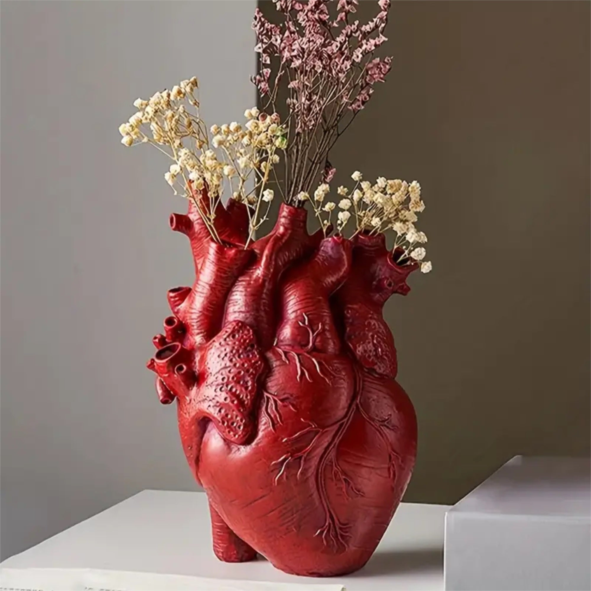 1 pieza, jarrón de resina única en forma de corazón con rosas rojas - Estilo de arte nórdico moderno, jarrón decorativo, adecuado para el hogar, bodas o decoración de mesa.
