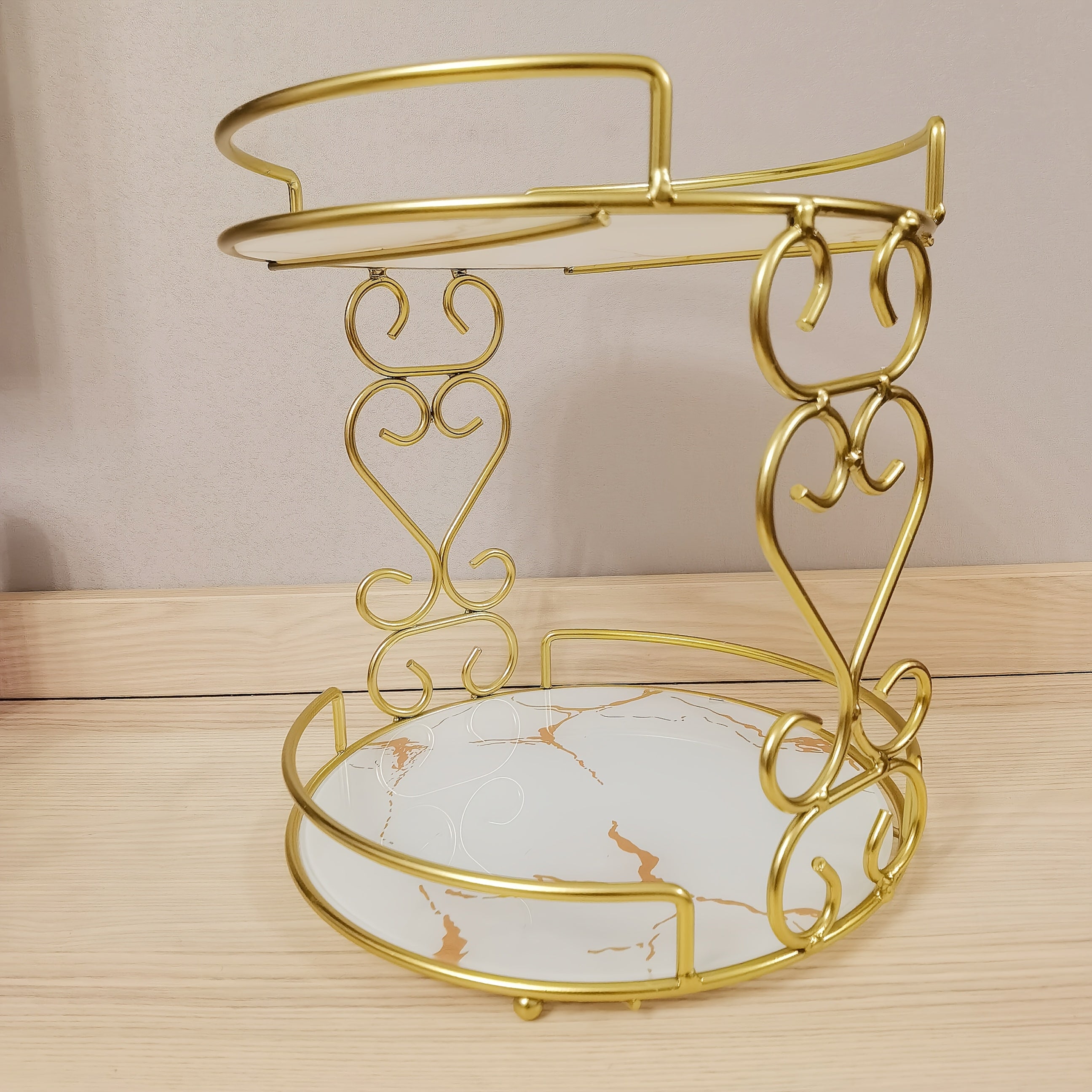 Un estante de hierro pintado al estilo nórdico para cosméticos y tazas de enjuague bucal, con estante de vidrio extraíble, adecuado para uso en tocadores, baños, fregaderos, comedores y cocinas.
