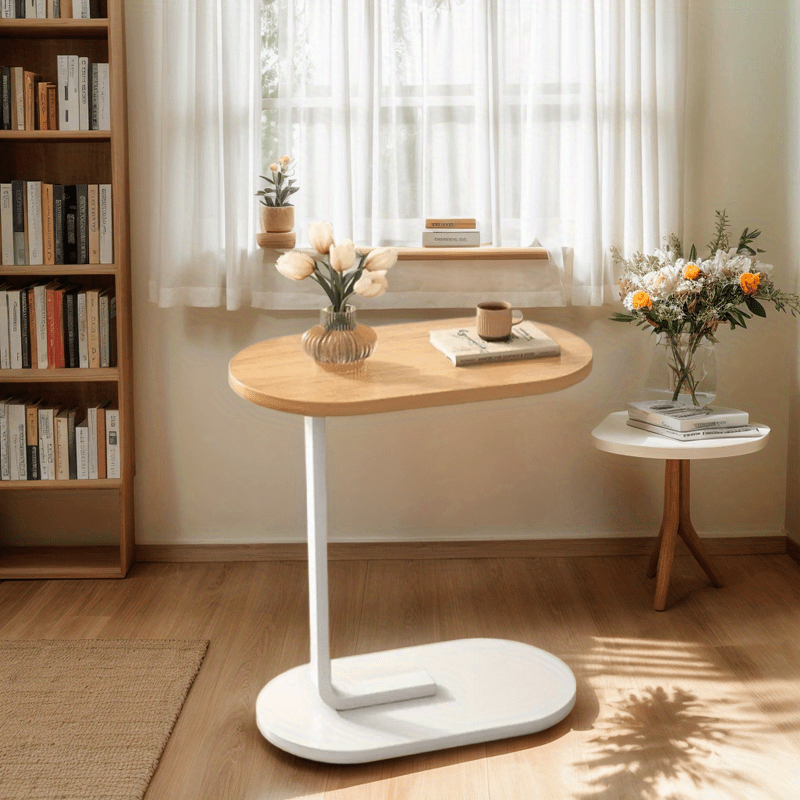 Disponible en dos colores, esta mesa lateral de forma C moderna cuenta con un diseño elegante y patas de metal duraderas, ofreciendo un soporte estable. Es adecuada para usar junto a sofás y camas, mejorando tu espacio de vida de calidad!