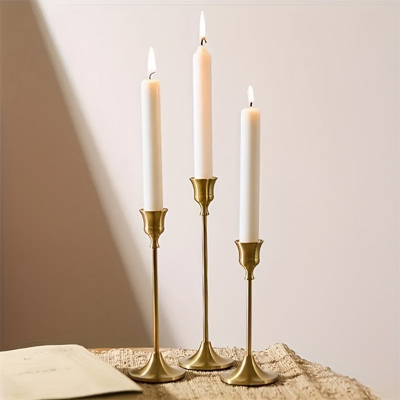 Juego de 3 Candelabros de Diseño Vintage, Candelabro Cónico de Metal Dorado de Latón - Decoración de Temática Floral para Mesa, Acabado con Aceite - Perfecto para Bodas, Navidad, Fiestas, Repisas, Regalos de Inauguración (Velitas No Incluidas)